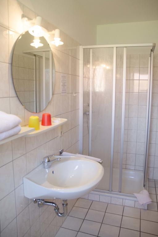 Hotel Zum Wikinger Neßmersiel Habitación foto