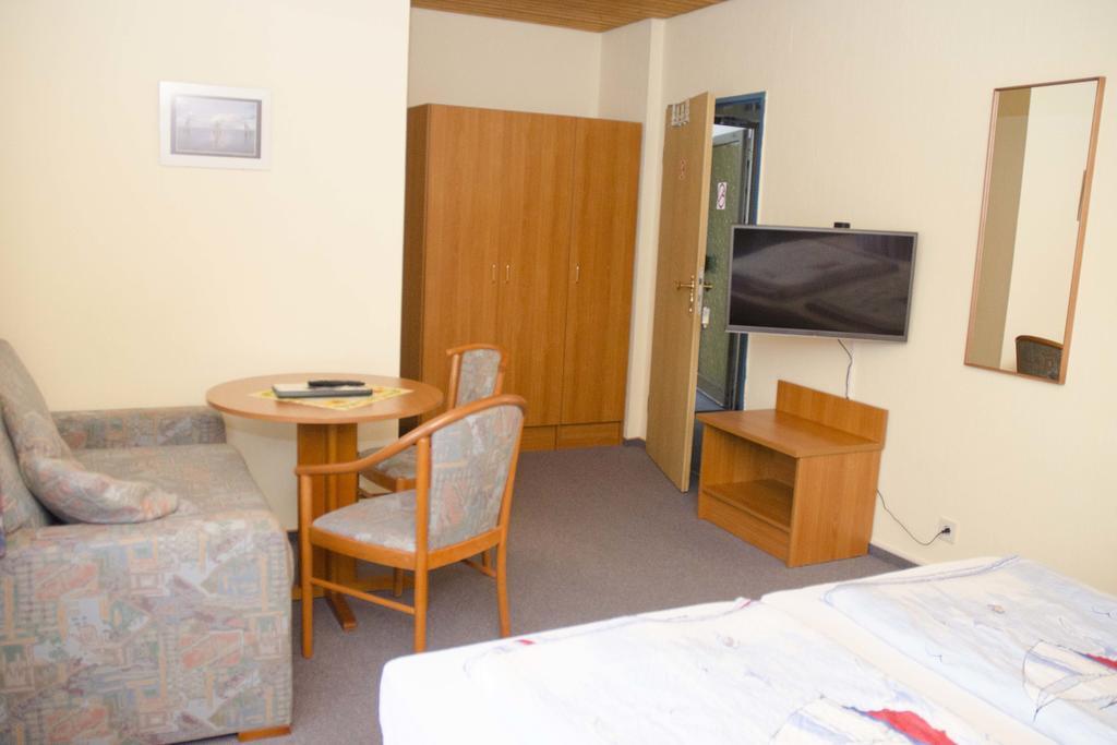 Hotel Zum Wikinger Neßmersiel Habitación foto
