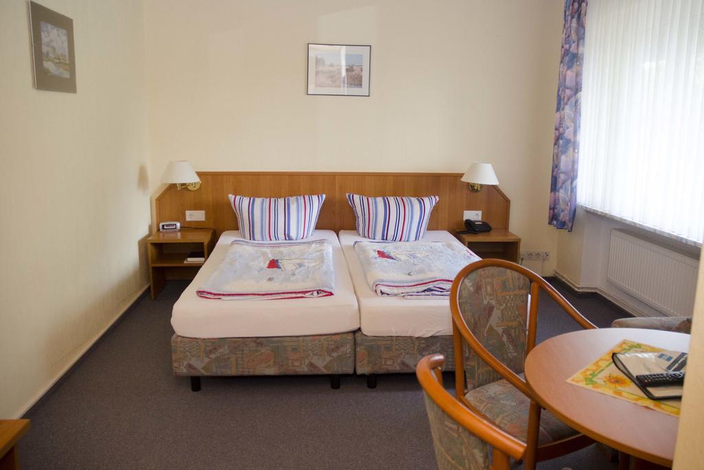 Hotel Zum Wikinger Neßmersiel Habitación foto