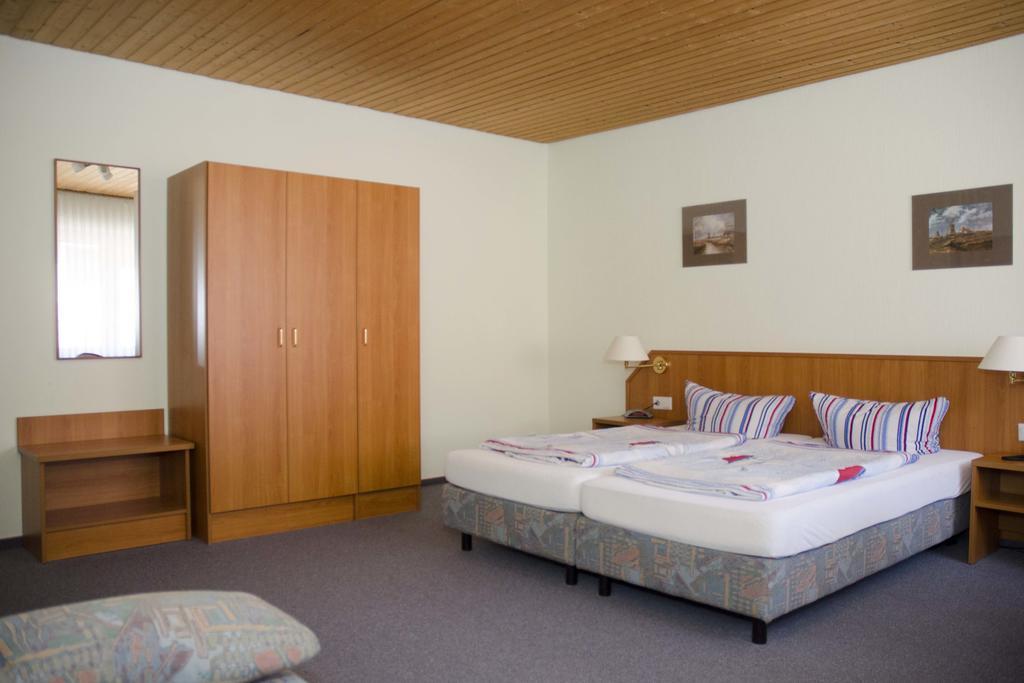 Hotel Zum Wikinger Neßmersiel Habitación foto