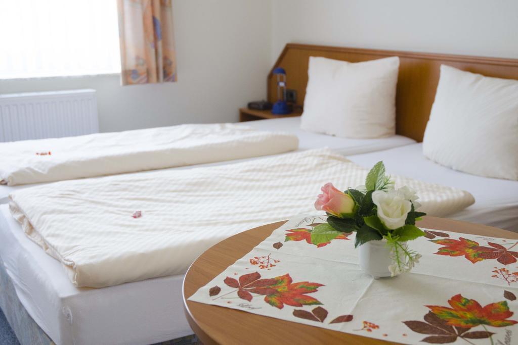 Hotel Zum Wikinger Neßmersiel Habitación foto