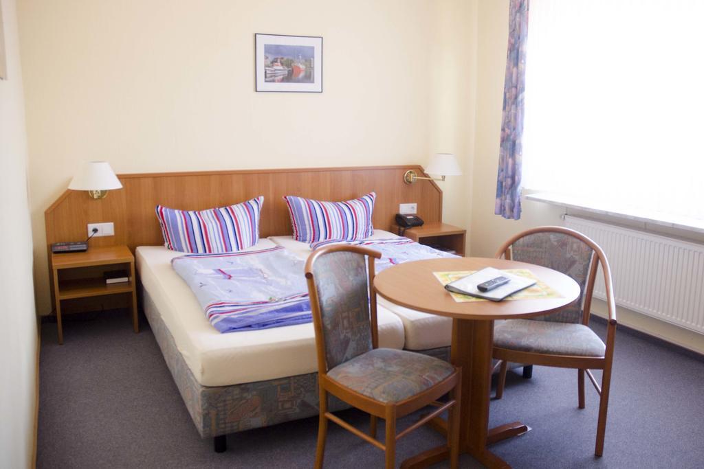 Hotel Zum Wikinger Neßmersiel Habitación foto